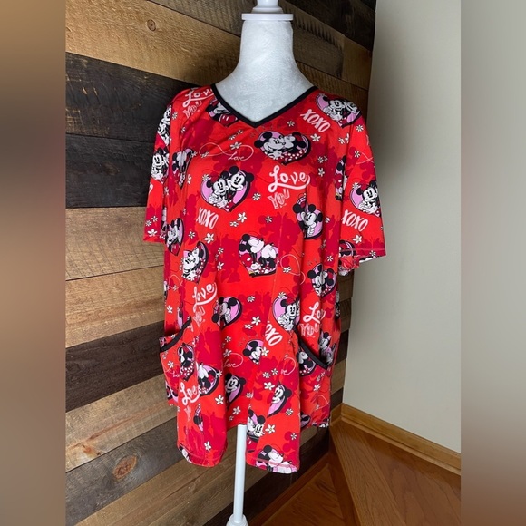 Disney Micky Mouse Minnie Mouse Red Heart Valentines Scrub Top Size 2X - Picture 1 of 6